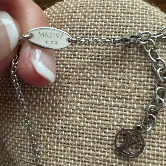 Louis Vuitton V necklace with full inclusion - Picture 4 of 6